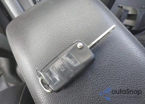 2010 Volkswagen Jetta Wolfsburg Edition z USA, uszkodzony, nr VIN 3VWRJ7AJ1AM024548